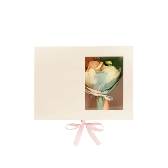 Cutie cadou eleganta crem cu fereastra si fundă roz, perfectă pentru flori, mattale.ro