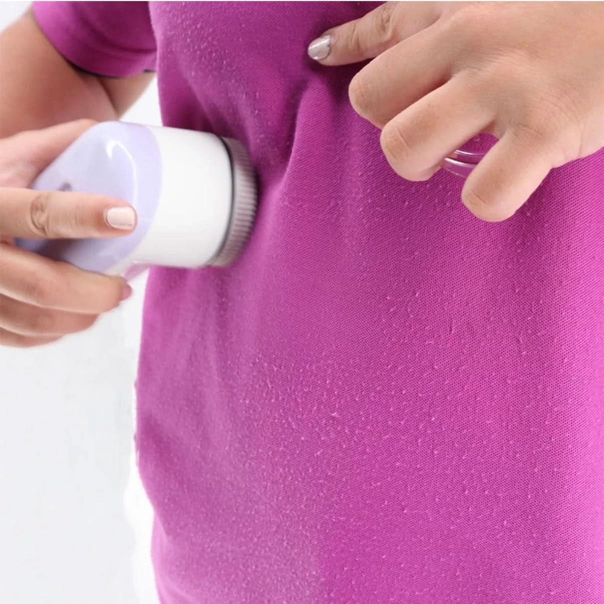 Aparat electric de curățat scame utilizat pe tricou roz, accesorii casă mattale.ro