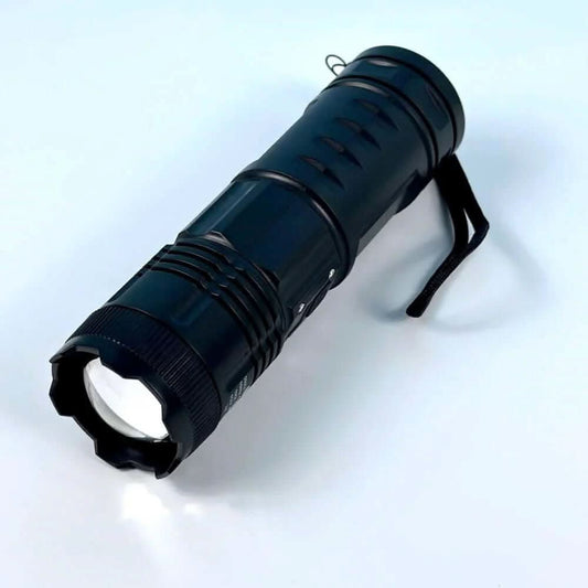 Lanternă LED neagră, portabilă, cu curea, 1200 lumeni, pe fundal alb, gadget mattale.ro