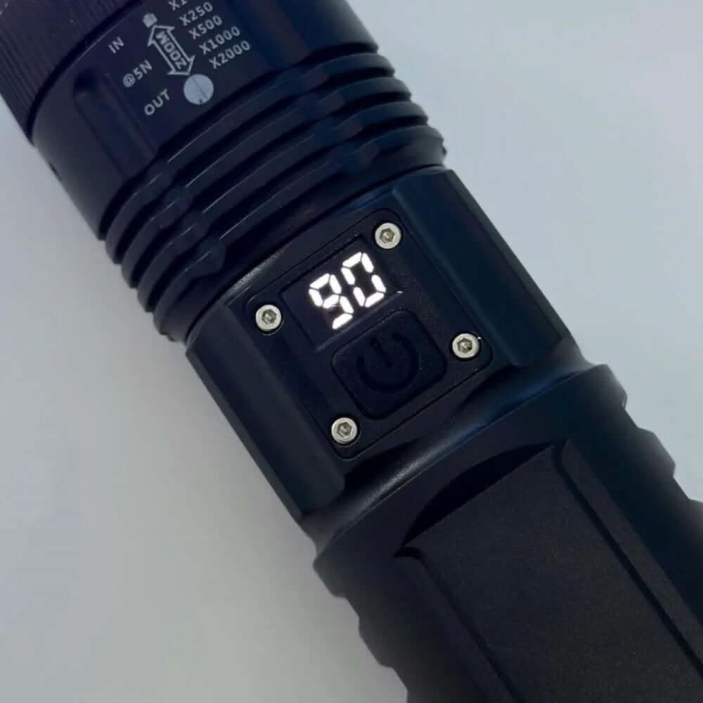 Lanternă LED neagră cu ecran digital, afișaj 90, buton de pornire, gadget casă mattale.ro