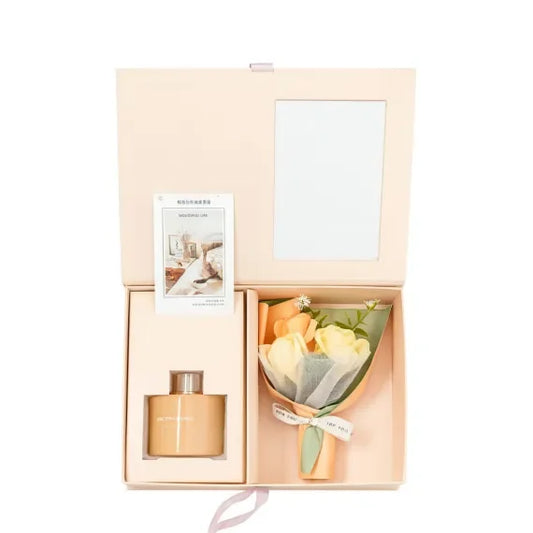 Set cadou elegant cu parfum, mini-buchet de flori galbene și oglindă, prezentat într-o cutie crem, ideal de la mattale.ro
