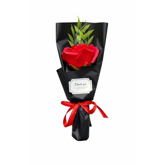 Buchet trandafir artificial din spumă, ambalat în hârtie neagră cu fundă roșie, mattale.ro